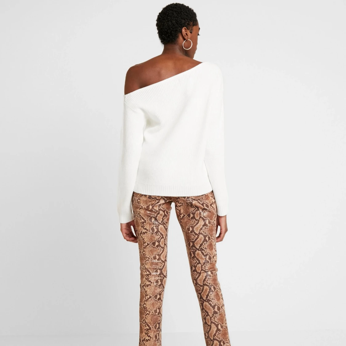 Vit offshoulder stickad tröja - 1