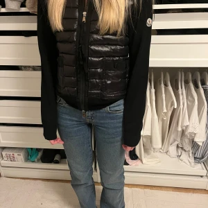 Moncler Cardigan Dam - Säljer en riktigt fin Moncler Cardigan då den inte används längre. Storleken är 2/M men  passar även S. Tveka inte på att höra av dig vid frågor Mvh. Mått👇🏼👇🏼👇🏼 📏 Ärmlängd: 58 cm 📏 Längd (axel till midja): 53 cm 📏 Midja: 41 cm 📏 Bröst: 45 cm
