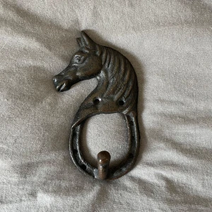 Krok - Krok i form av ett hästhuvud med hästsko. Den är perfekt för att hänga jackor eller väskor och passar dig som gillar hästar eller bara vill ha en cool detalj i rummet🎠