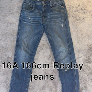 Blå Replay jeans, 166cm - Snygga blå jeans från Replay med klassisk femficksdesign och lätt slitna detaljer. Jeansen har normal passform och raka ben, perfekta till vardagslooken. Tidlös blå tvätt och diskreta slitningar för en cool vibe.