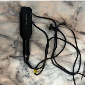 Svart plattång från Björn Axén Tools - Säljer en svart plattång från Björn Axén Tools med lång sladd. Använd några gånger, det går att se och djustera graderna på plattången. Köpt för 1600kr, därav priset🩷