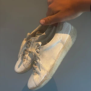 Vita Saint Laurent skor - Säljer ett par Vita Saint Laurent skor som varit inne hos skomakaren för uppfräschning! Skick: 8/10! Nypris: 6000kr, Säljes för 1250kr