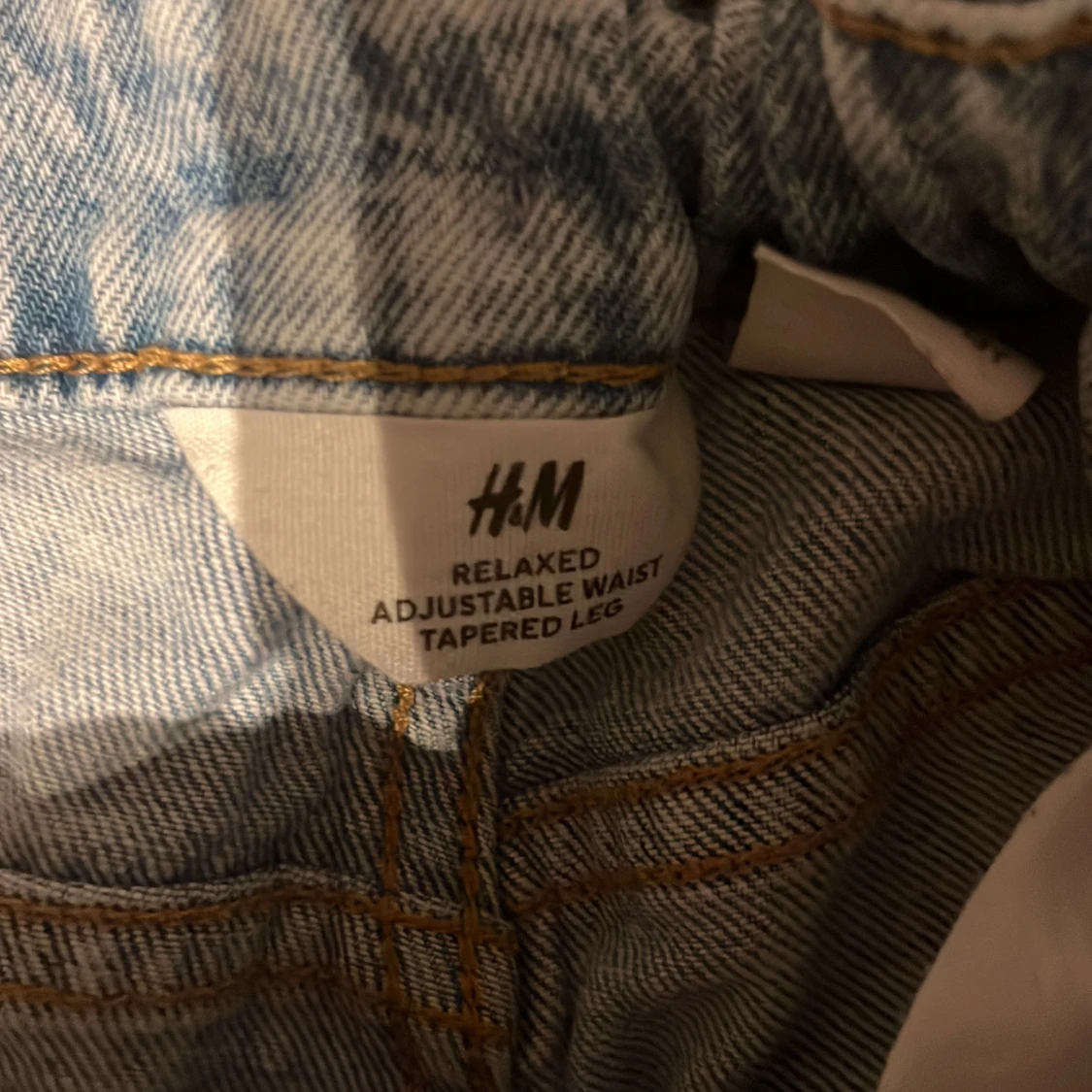 Blå jeans med relaxed passform från H&M