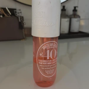Brazilian Crush Cheirosa 40 Body Mist - En kroppsspray från Sol de Janeiro med doft av black amber plum och vaniljträ. Flaskan är genomskinlig med en rosa ton och har ett vitt lock. Perfekt för att fräscha upp både hår och kropp med en söt och varm doft. Mindre än hälften kvar 