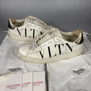 Valentino Open - Väldigt snygga valentino open! Storlek 38. Original Dustbags och kort + kuvert medföljer. Hör av er vid frågor!