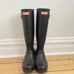 Svarta höga stövlar från Hunter - Säljer mina fina svarta hunter stövlar som tyvärr är försmå. Storlek 36 och jättefint skick, inga hål eller sprickor 🥰🥰