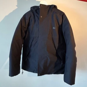  Lacoste jacka  - Lacoste varm vinter dunjacka Storlek S/M Sparsamt använd Nypris 5000kr