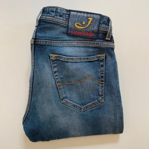 Jacob cohen jeans - Blåa Jacob cohen jeans style 622 //  Storlek 35 //  Mått Total längd 106cm Midjebredd 44cm Mycket bra skick // Pris kan diskuteras // Skriv vid minsta fråga eller fundering💯🤝