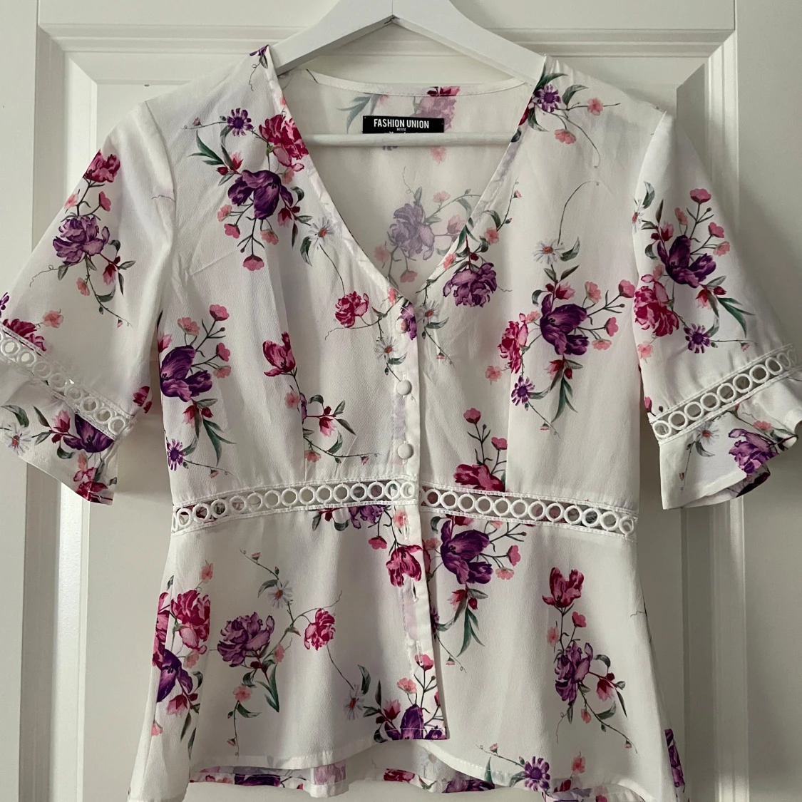 Vit blommig blus från Fashion Union