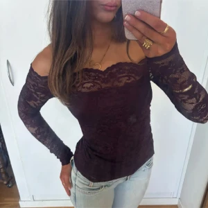 Offshoulder spetstopp  - Så snygg och trendig offshoulder spetstopp i en plommon / vinröd färg❤️