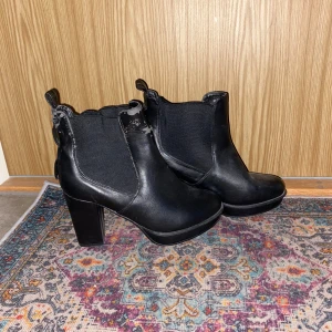 Boots - Svarta boots/stövlar, storlek 39, liten i storlek dock så skulle mer säga typ 38 1/2, har ganska mycket skavanker då jag thriftade dem men dem är bekväma och tåliga!