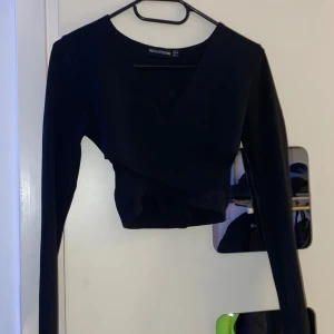 Topp - Croppad långärmad topp från Pretty Little Thing, är en S men är rätt tajt, passar definitivt en XS 