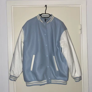 Jacka - Ljus blå Varsity Bomber jacka, storlek M men går rätt stor i storlek. Aldrig använd endast prövad