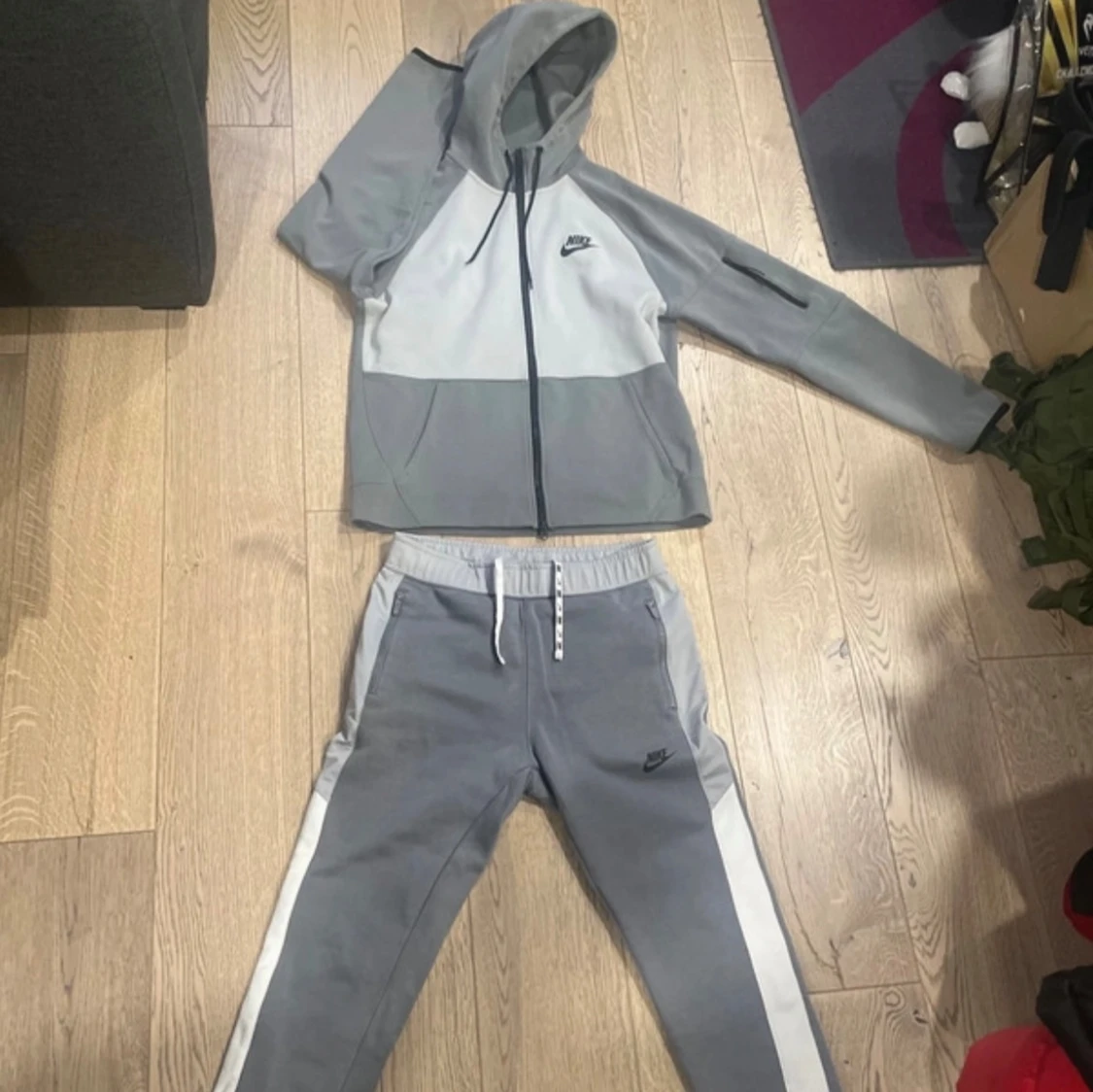 Grå tracksuit från Nike med vita detaljer