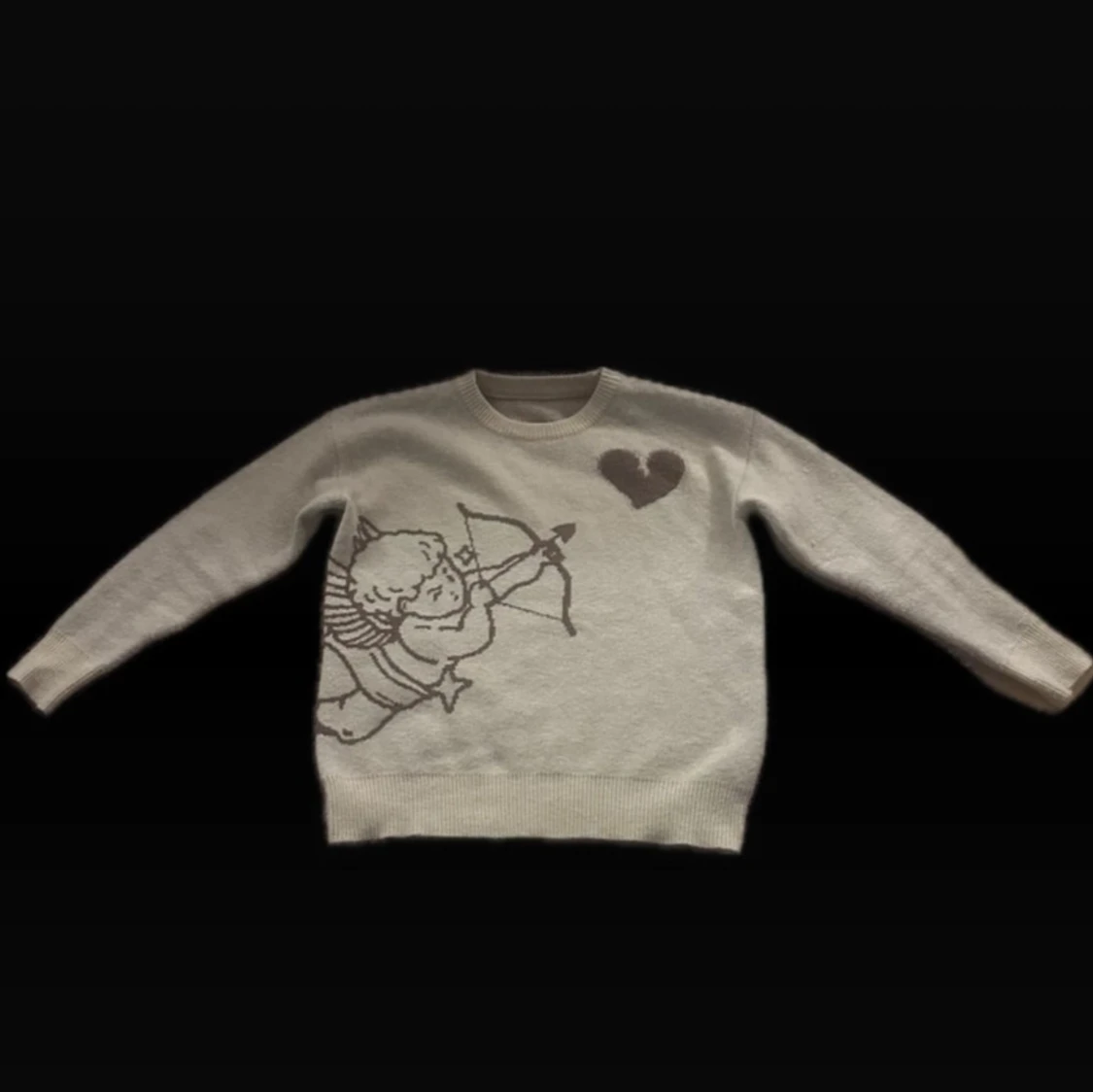 Vit stickad tröja med cupido-tryck