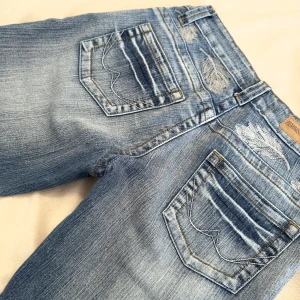 Jeans med brodyrer  - jättefina de passar ungefär xs/s  midja 35 + lite stretch, lår bredaste del 26, innerben 71, benöppning 21 🪽i perfekt skick