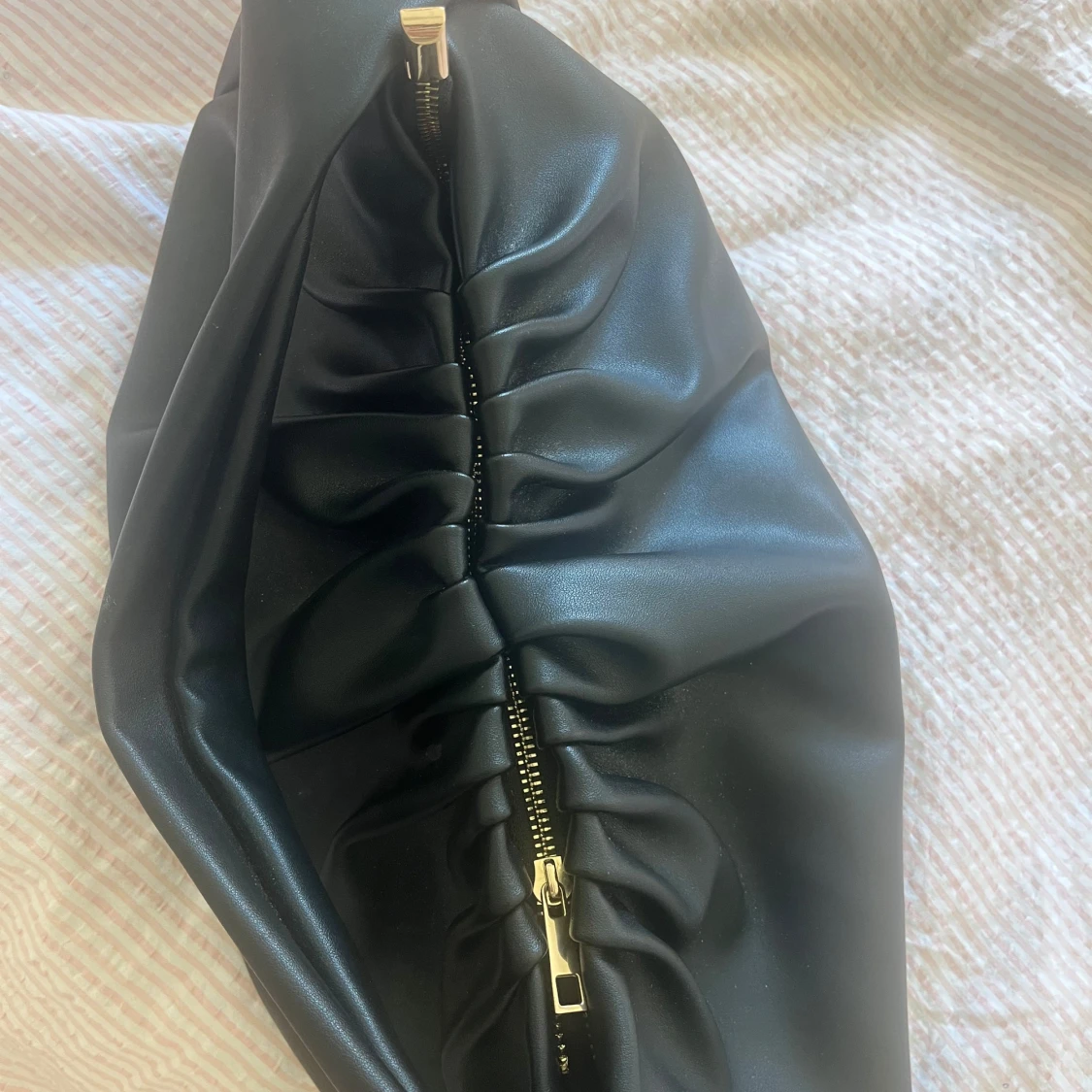 Svart axelväska i syntetmaterial - 1