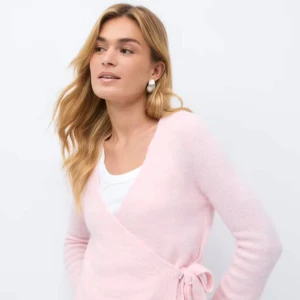 Rosa stickad kofta  - Rosa stickad kofta från Gina i strl S. Helt slutsåld online och nypris är 399kr. Helt ny och prislappen sitter kvar. 