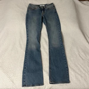 Blå bootcut jeans från Junkyard - Säljer ett par klassiska blå bootcut jeans från Junkyard i storlek XS. Jeansen har normal passform. 💕
