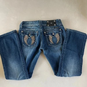 Miss me jeans - ♡Intressekoll ♡ Lågmidjade Miss me jeans med dekorativa detaljer av vingar på bakfickorna, de är såå snygga men passar inte mig som önskat 💕 de passar storlek XS-S och bra i längden om man är ungefär runt 160 cm. Finns även bild hur de sitter på, kan skicka privat 🫶🏼
