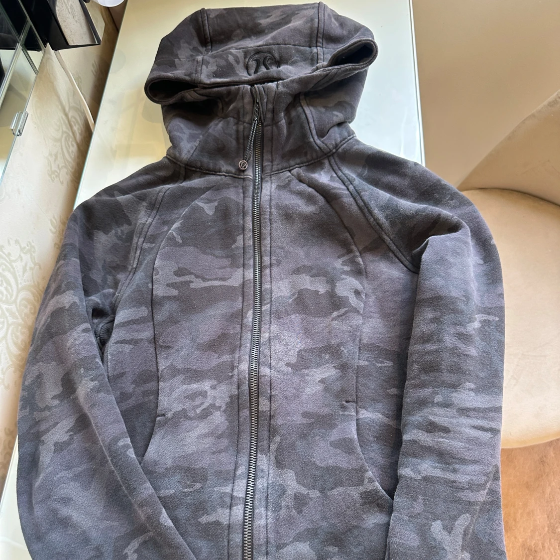 Grå camo hoodie från Lululemon