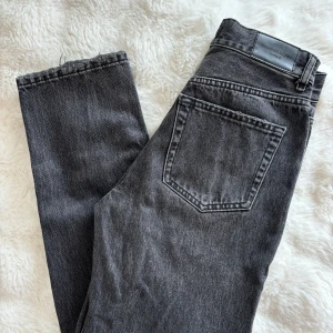 grå jeans  - Jag är 174-175 för referens.Grå jeans från Gina, använd 3-4 ggr. Tror den heter Slim straight jeans på hemsidan . Den är lite sliten i modellen vid fötterna men så var dom när jag köpte de