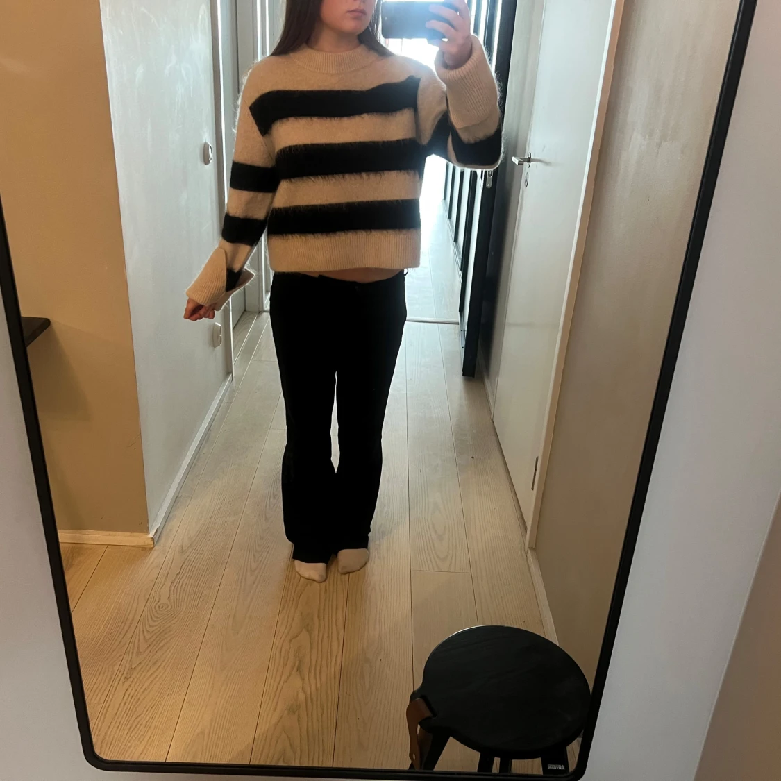 Randig stickad tröja i svart och beige - 2