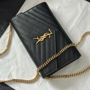 YSL väska - Säljer min YSL axelväska, box och dustbag medföljer. pris kan diskuteras 😊