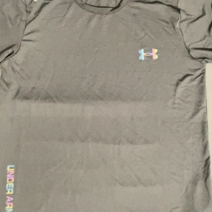 Svart tränings-t-shirt från Under Armour - Säljer en svart t-shirt från Under Armour då jag fått den i present men redan har en