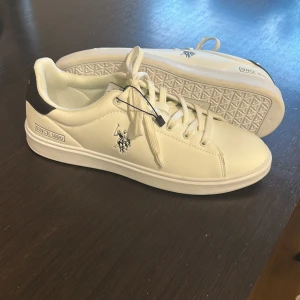 Polo skor  - Helt nya polo skor som aldrig har används, storlek 44, köpte de fast de var för stora så nu säljer jag de 