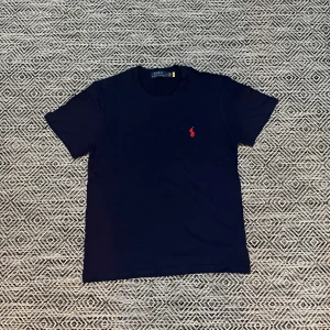 Ralph Lauren T-shirt  - Säljer min snygga Ralph lauren T-shirt i storlek S och den är perfekt nu inför sommaren. Jag är 185 ungefär och den passar ej mig. Den har inga defekter och den är helt ny i princip. Skriv om du har funderingar:)