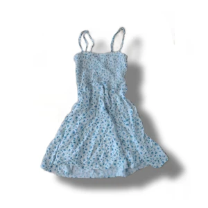 Blommig vit sommarklänning från new yorker - vit blommig klänning från new yorker. Man kan ha den som kjol också som jag visade på 3e bilden 💐