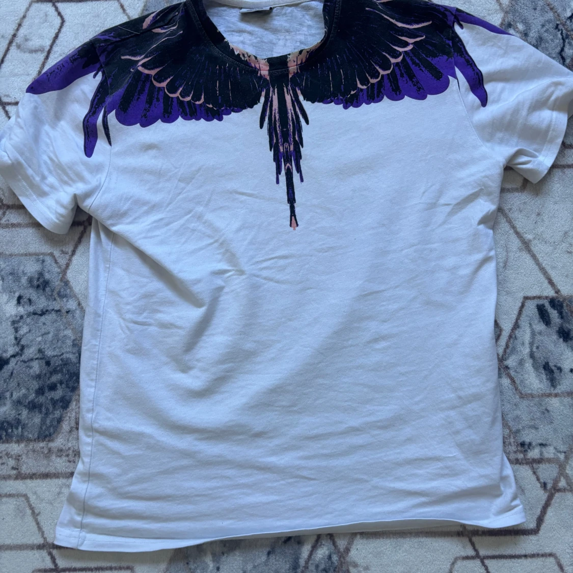 Vit Marcelo burlon t-shirt med lila och svart vingmönster - 2