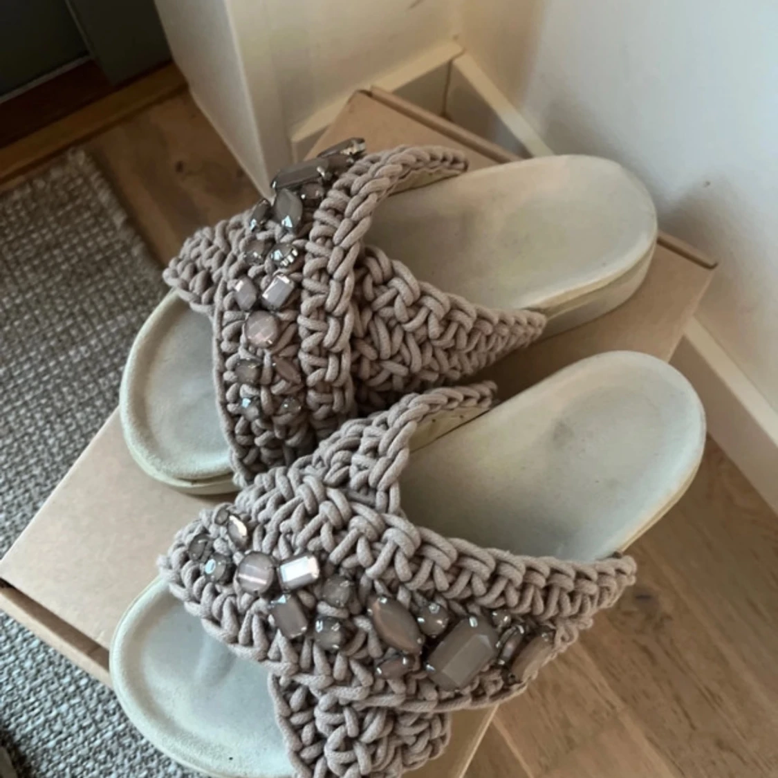 Beige sandaler med stickad ovandel och pärldetaljer - 1