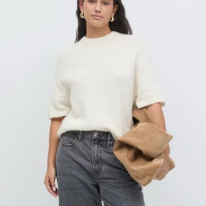 Vit stickad kortärmad tröja från Gina Tricot - Säljer nu min vita, stickade, kortärmade tröja från Gina Tricot efter att den bara legat i garderoben. Den är i väldigt fint och bra skick, eftersom jag bara använt den några fåtal gånger. Köpt för 299 kr. Kontakta mig om ni har några frågor eller vill se fler bilder💕