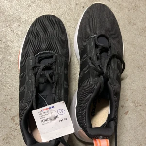 Svarta Adidas sneakers med Cloudfoam-sula - Original pris 799kr oanvända
