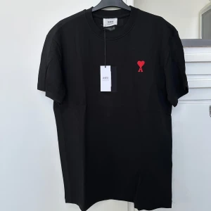 Svart t-shirt från Ami Paris♥️ - Svart t-shirt från Ami Paris