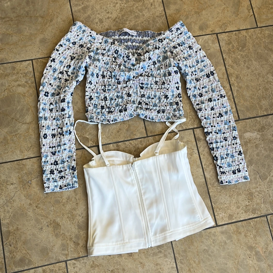 Blommig långärmad topp från ZARA och vit korsett-topp - 2