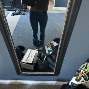Blå bootcut jeans - Säljer ett par så fina blåa Botvid jeans med lågmidja med unika fickor framtill😍kommer tyvärr inte ihåg vart jag köpt de för har ingen pris lapp kvar 
