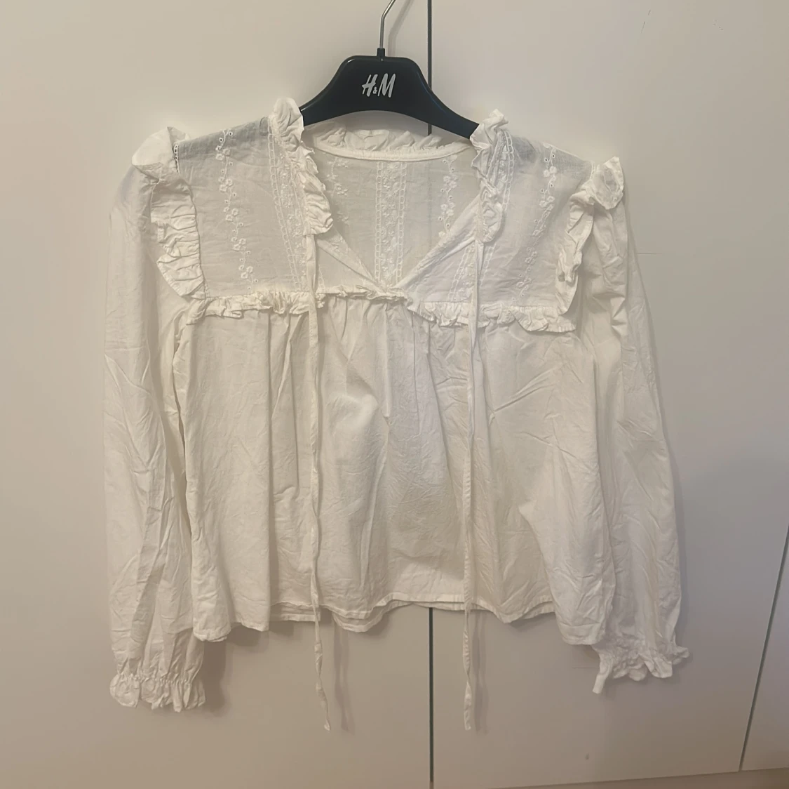 Vit blus med blommor på