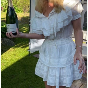 Student klänning - Studentklänning!🥳 Jag har sytt på en till volang på klänningen (hos min skräddare) detta för att jag tyckte orginal klänningen var lite kort. Endast använda den en gång under kvällen på studenten och har en liten fläck som jag inte ens försökt ta bort på baksida ryggen. Klänningen ser precis ut som loveschackfancy klänningen. Notera att första bilden är lånad och om det önskas fler bilder kan jag skicka!💕Hör av dig och vid smidig affär kan  priset diskuteras!