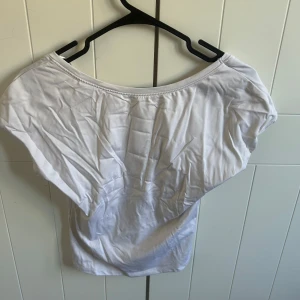 Vit T-shirt - . T-shirt med öppen rygg