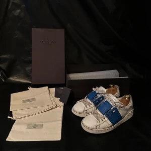 Valentino open 40 - Valentino garavani open skor stl 40. Jätte bra skick!! Man får med allt og, det vill säga box, dustbag, kort osv(allt på bild) Är man osäker eller har några frågor är det bara att fråga! *Har digitalt kvitto som man får med vid köp!