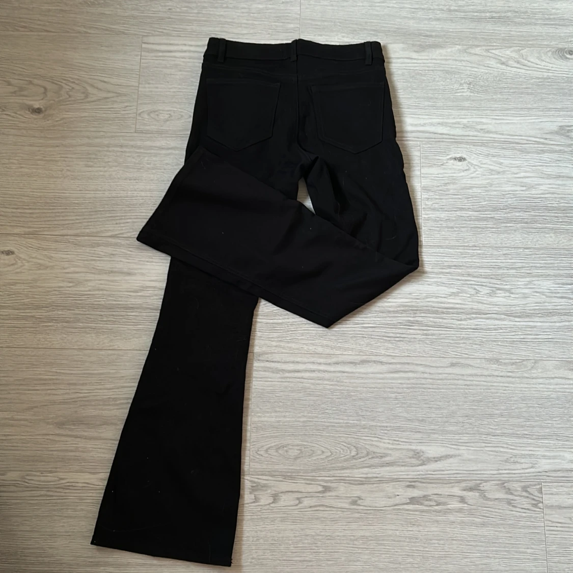 svarta utsvängda jeans  - 2