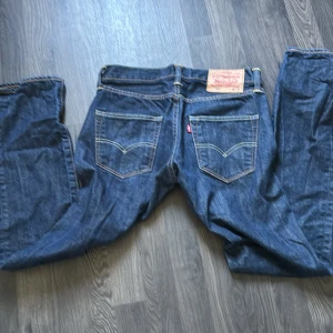 Levi's 501 jeans blå  - blå Levi's 501 jeans. Perfekt skick och knappt använda. Storlek w28 L32