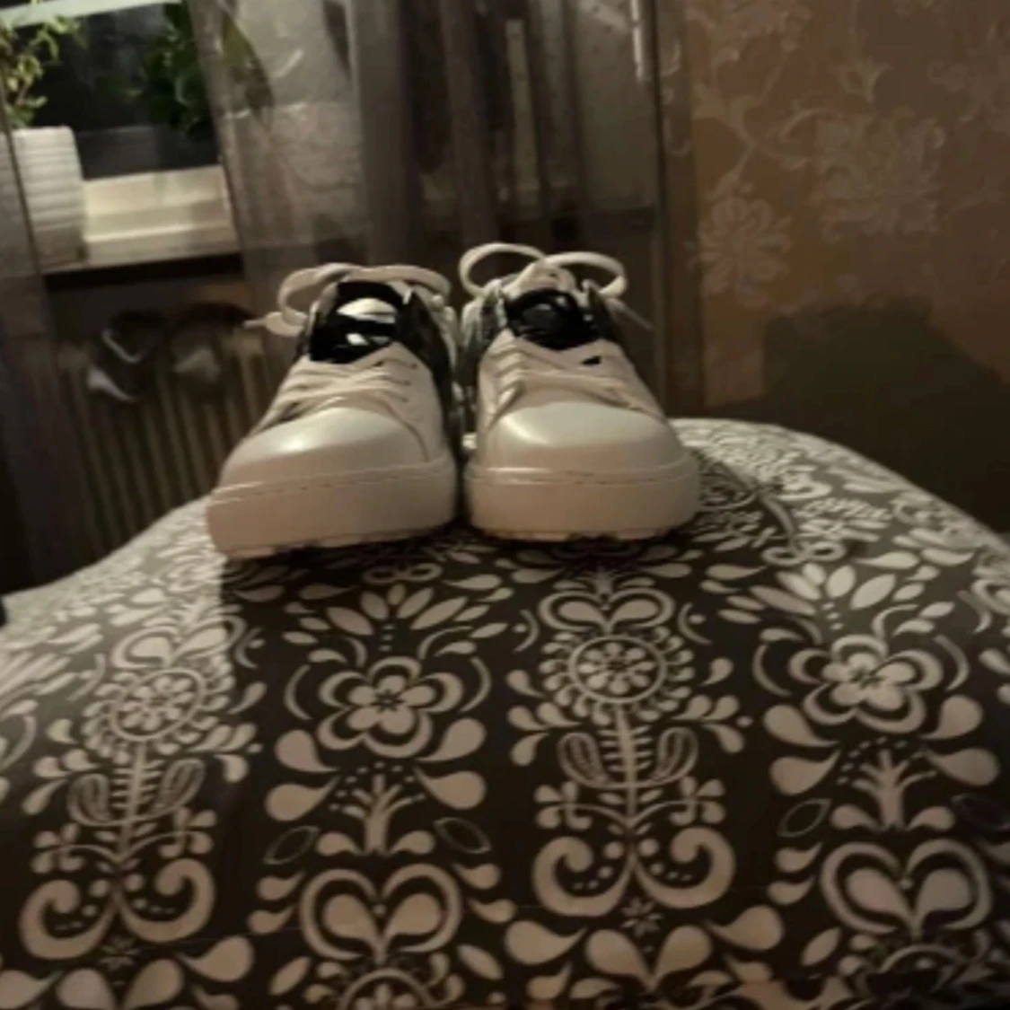 Valentino sneakers med svart detalj - 1