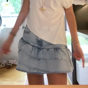 Ljusblå volangkjol  - Supersöt ljusblå jeanskjol med volangdetaljer. 💕 skriv för mer frågor💕☺️PRIS GÅR ALLTID ATT DISKUTERA!!!!
