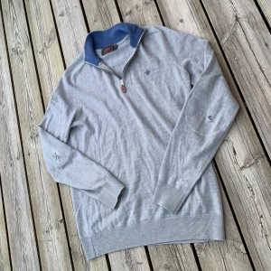 Morris Halfzip  - Säljer denna feta Halfzip från Morris. Väldigt fint skick och är knappt använd, men har två hål på varsin armhåla. Borde gå att fixa med armbågslapp (går att hitta för ganska billigt på internet). Storlek S. Lappen i nacken är lite lös 