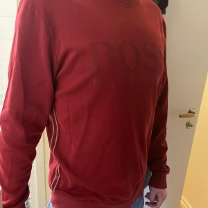Hugo Boss tröja - Använd cirka 2-4 gånger. Nytt skick i storlek L, skulle kunna passa M. Säljs inte längre på hemsidan och är mycket sällsynt. Köptes för 1700 .