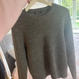 Grå stickad tröja från Gina Tricot - Mysig grå stickad tröja från Gina Tricot i storlek XS. Aldrig använd, som helt ny.